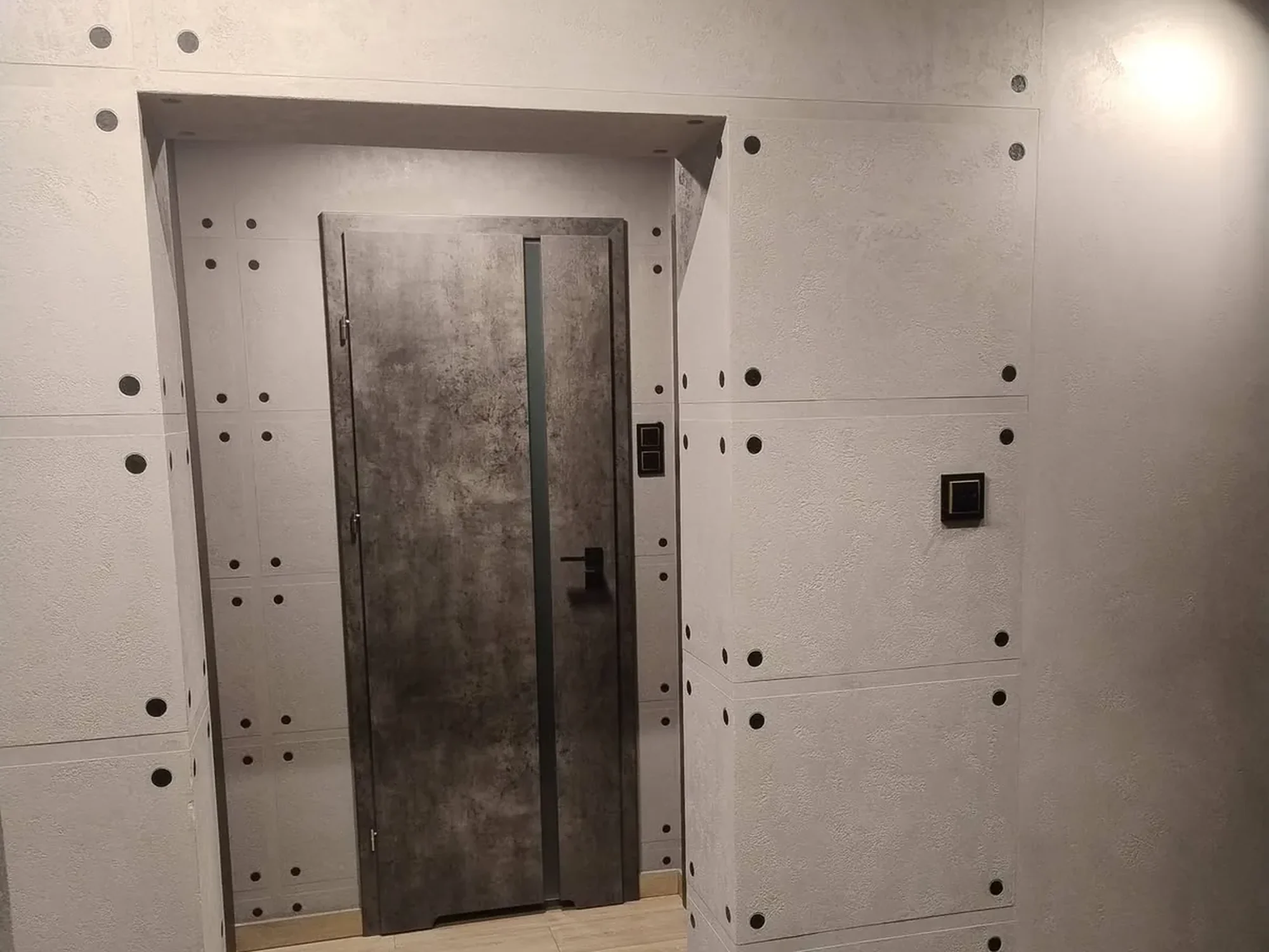 Neue Innentür mit Betonoptik nach Innenausbau durch DB-BAU