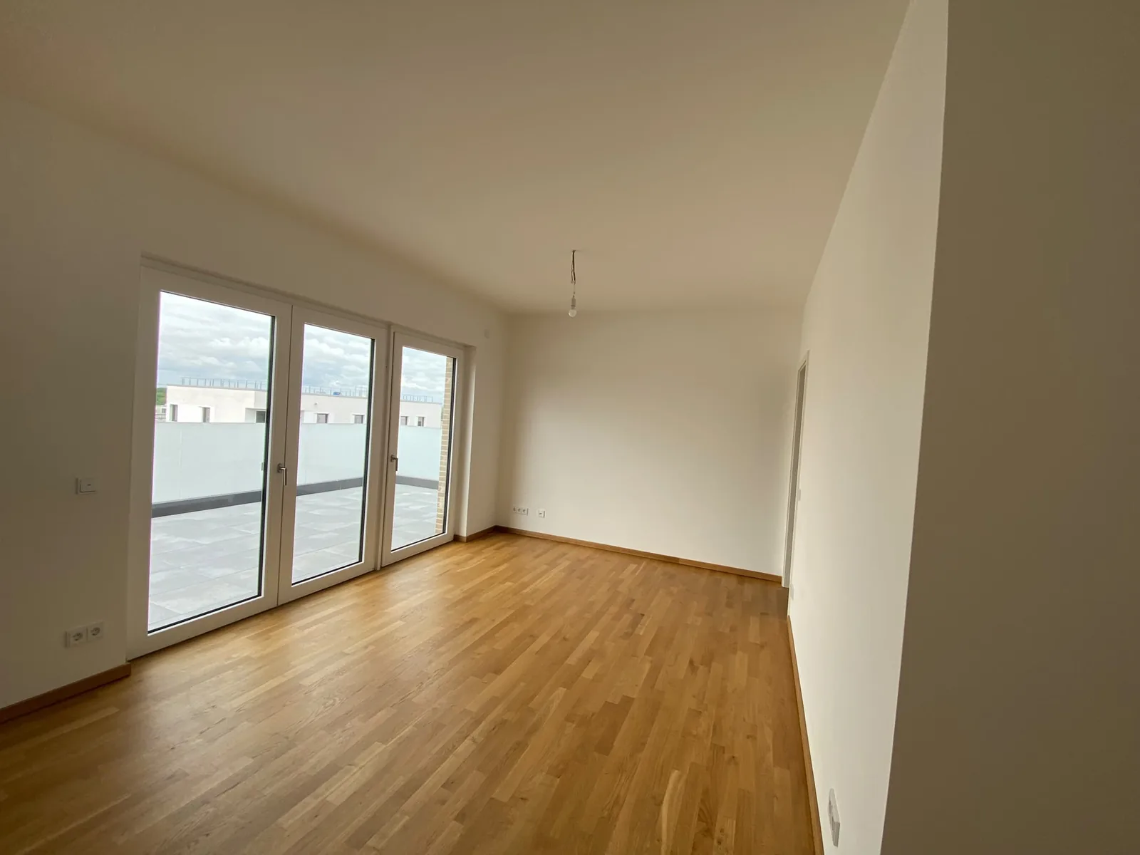 Fertig verlegter Boden in einem hellen Wohnraum