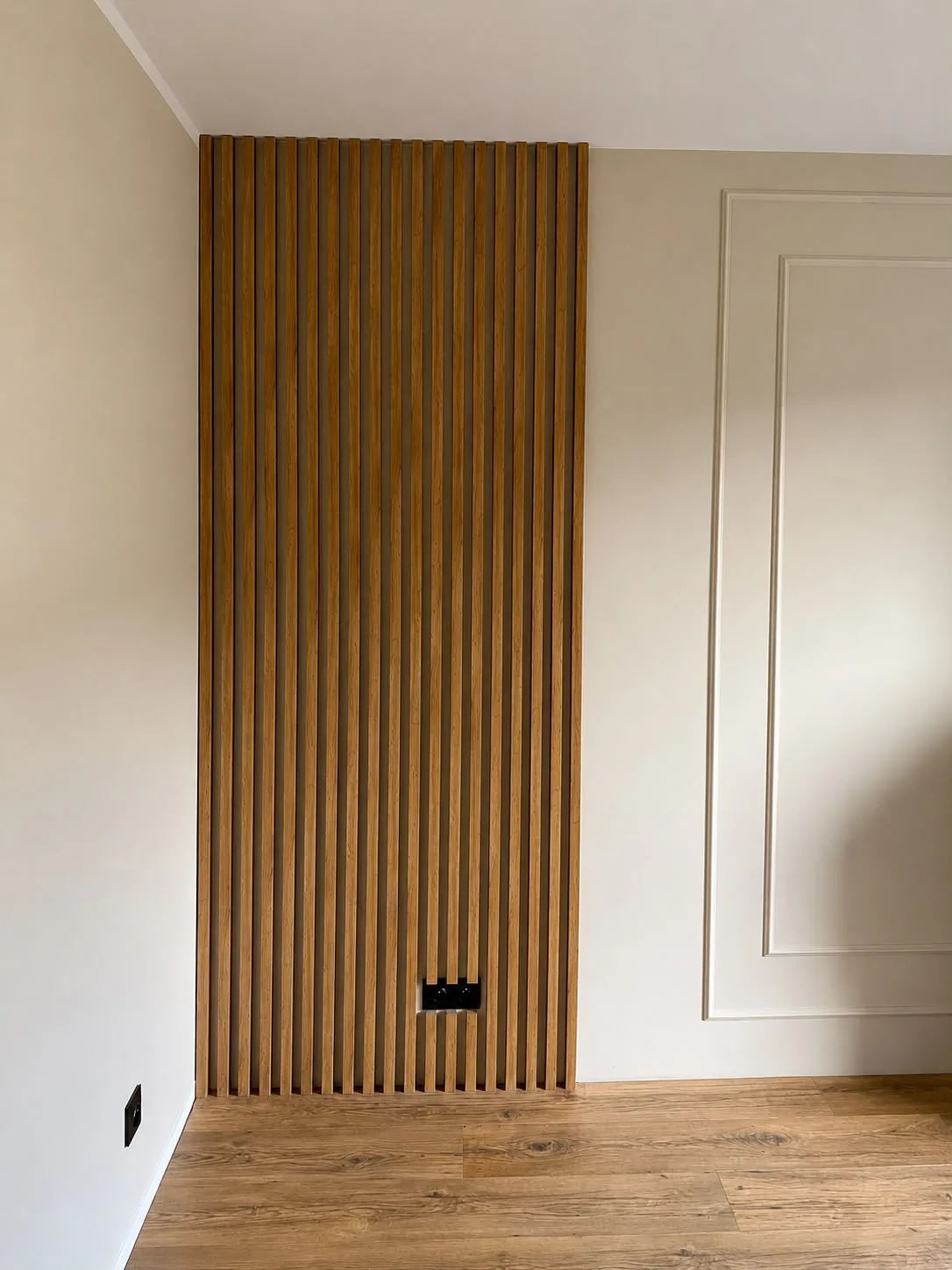Innenausbau mit Holzlamellen und sauberem Wandanschluss
