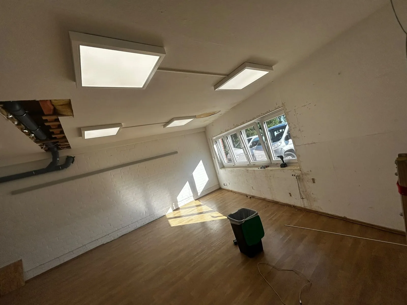 Innenraum vor der Sanierung mit beschädigter Decke und altem Boden