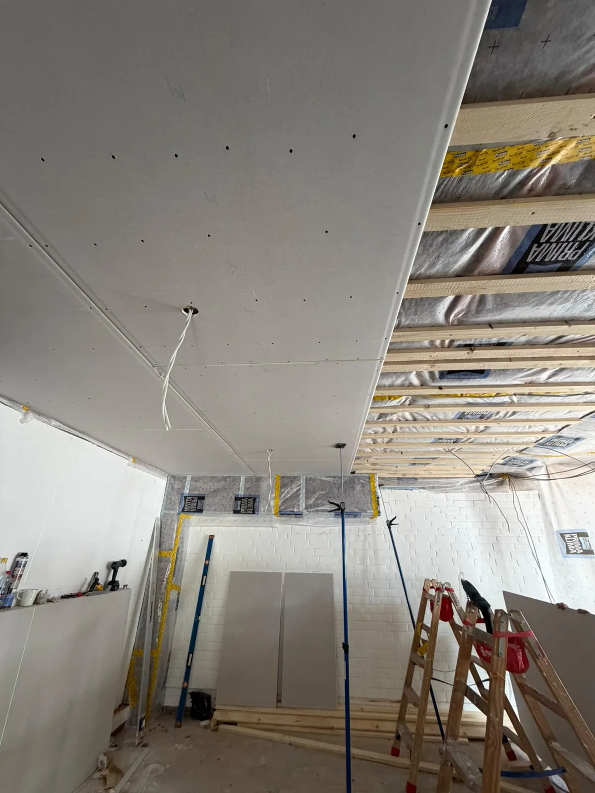 Neue Deckenverkleidung im Trockenbau während der Sanierung
